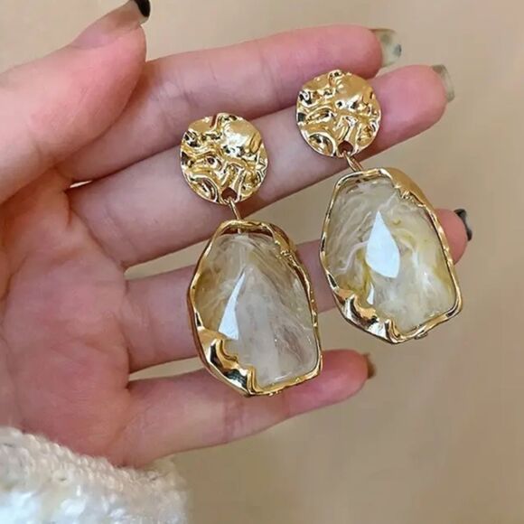 Botique Jewelry - ⭐️Gold Tone White Ivory like Swirl Post Back Drop Dangle Earrings ⭐️